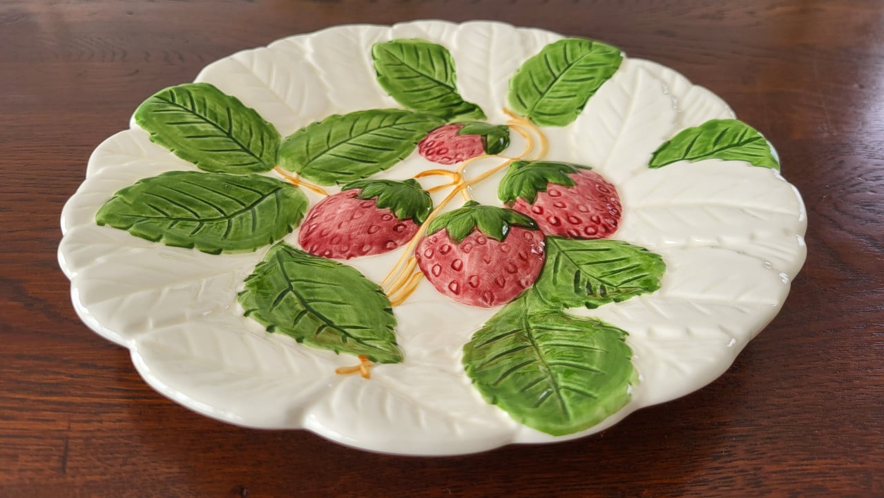 Vintage (1987) barbotine bordje Fruit du Jour by Shafford