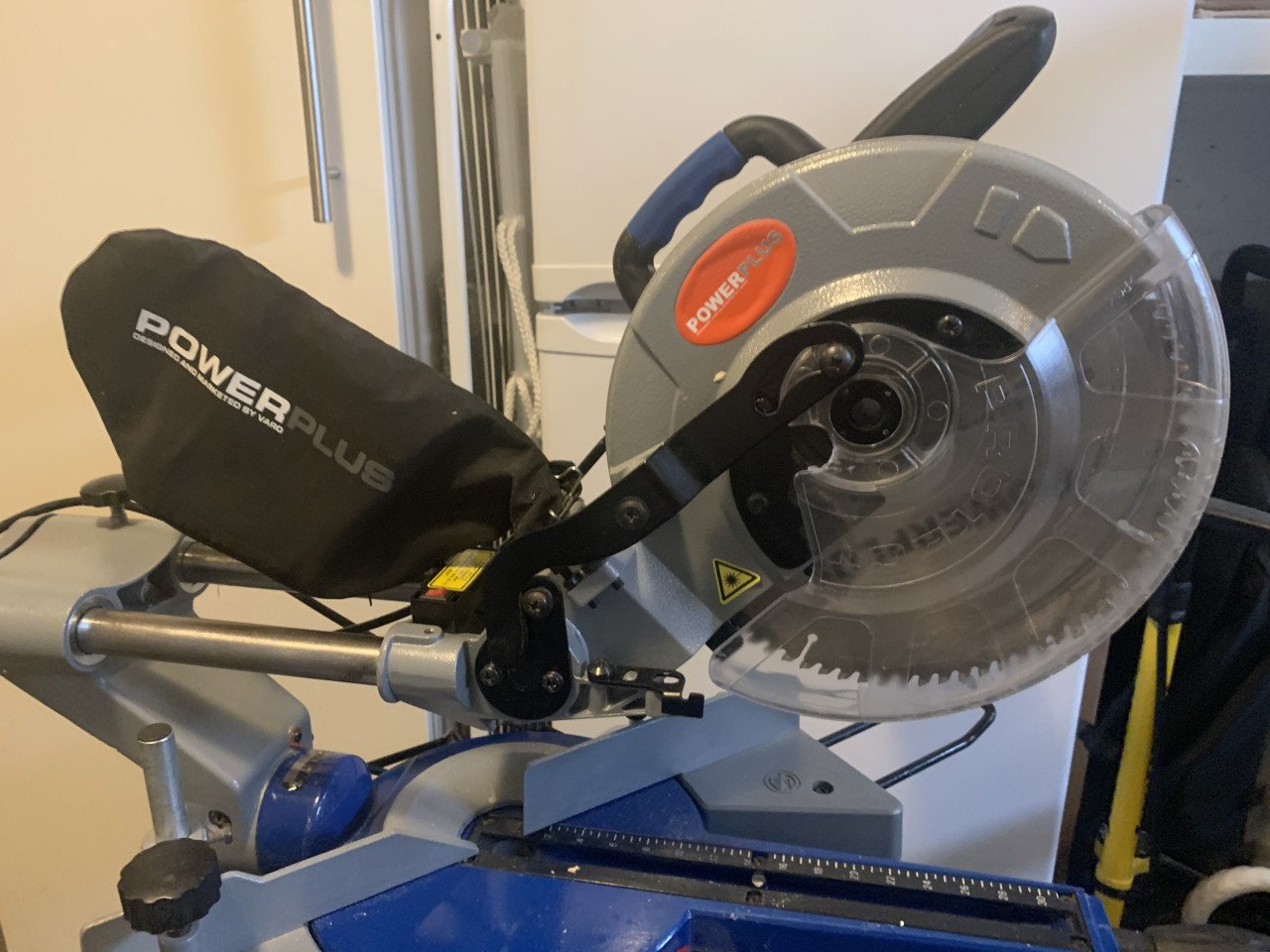 Powerplus POW8136 Afkortzaag met trekfunctie