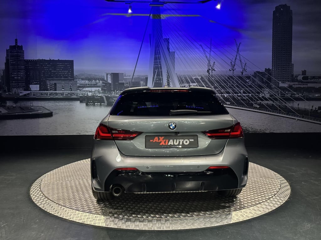 BMW 1 Serie 118i high executive *m-pack*pano*harmankardon*m-technic stoelen