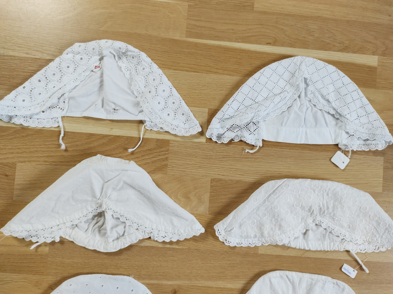 7 mooie Walcherse ondermutsen  Zeeuwse klederdracht.