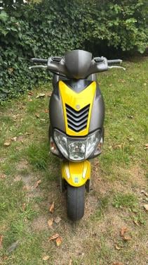 Kymco Super 9 LC 50cc geel kenteken