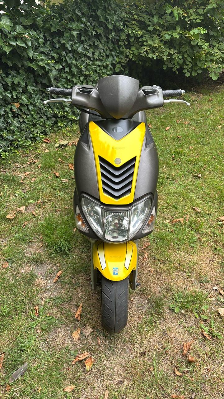 Kymco Super 9 LC 50cc geel kenteken