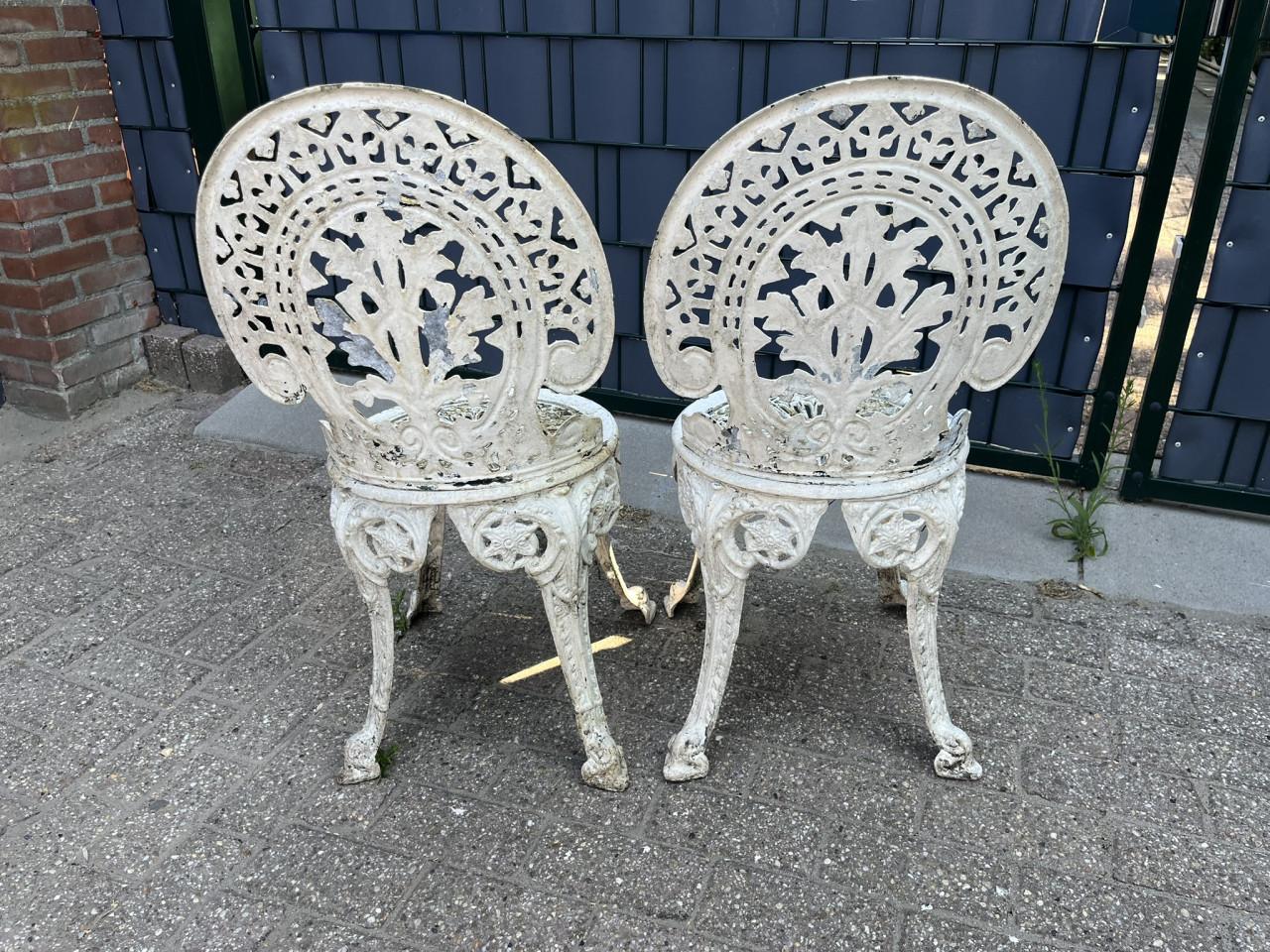 2 sets van 2 gietijzeren Bistrostoeltjes