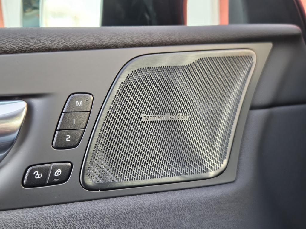 Volvo XC60 2.0 t8 plug-in hybrid awd ultimate dark r-design | luchtvering |