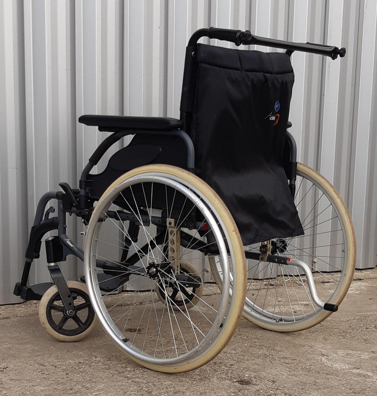 Opvouwbare rolstoel met voetsteunen