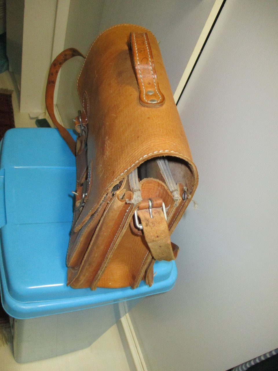 Te koop prachtige lederen schooltas met schouderband