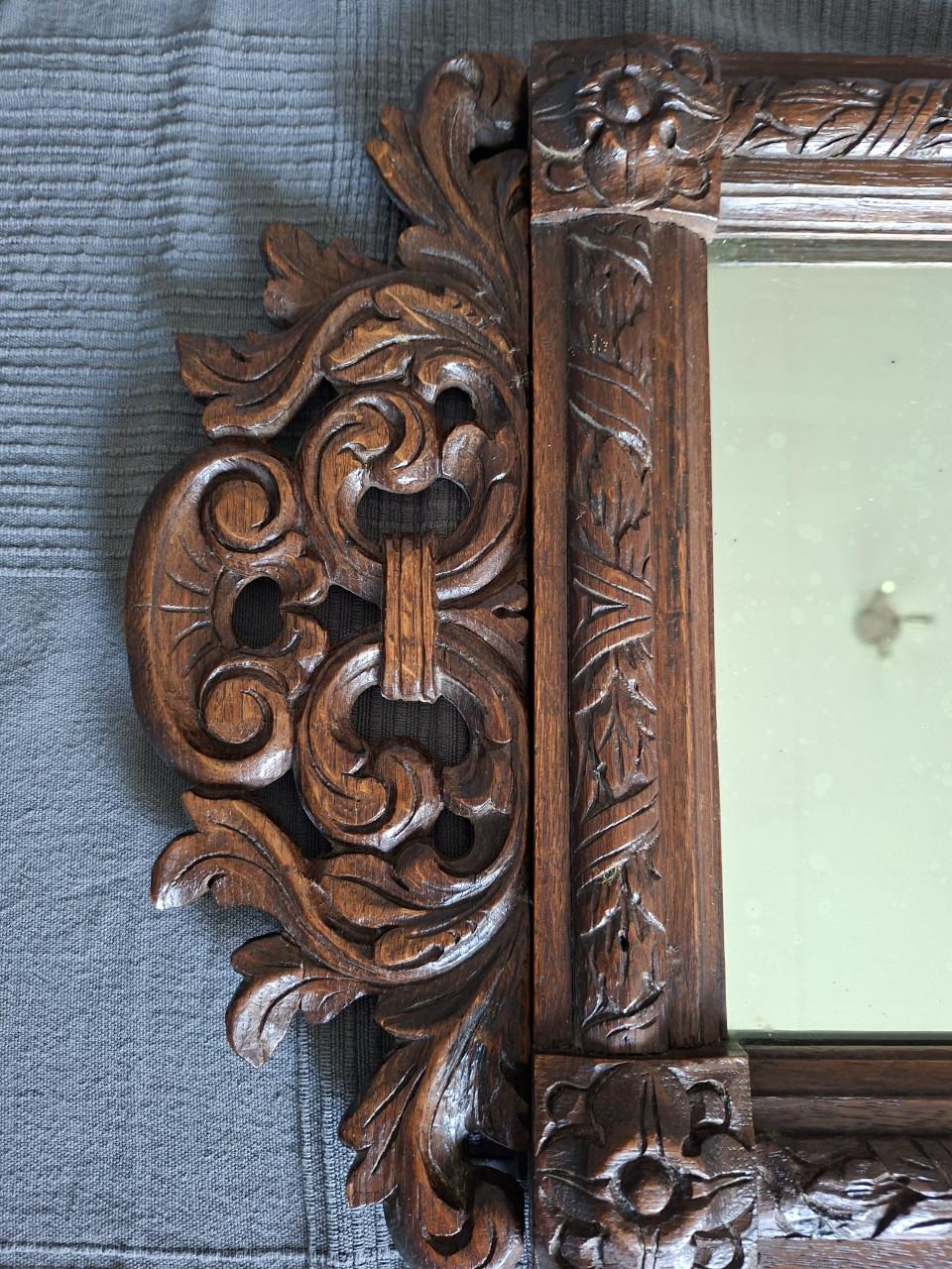 Antieke Wandspiegel met Sierlijk Houtsnijwerk