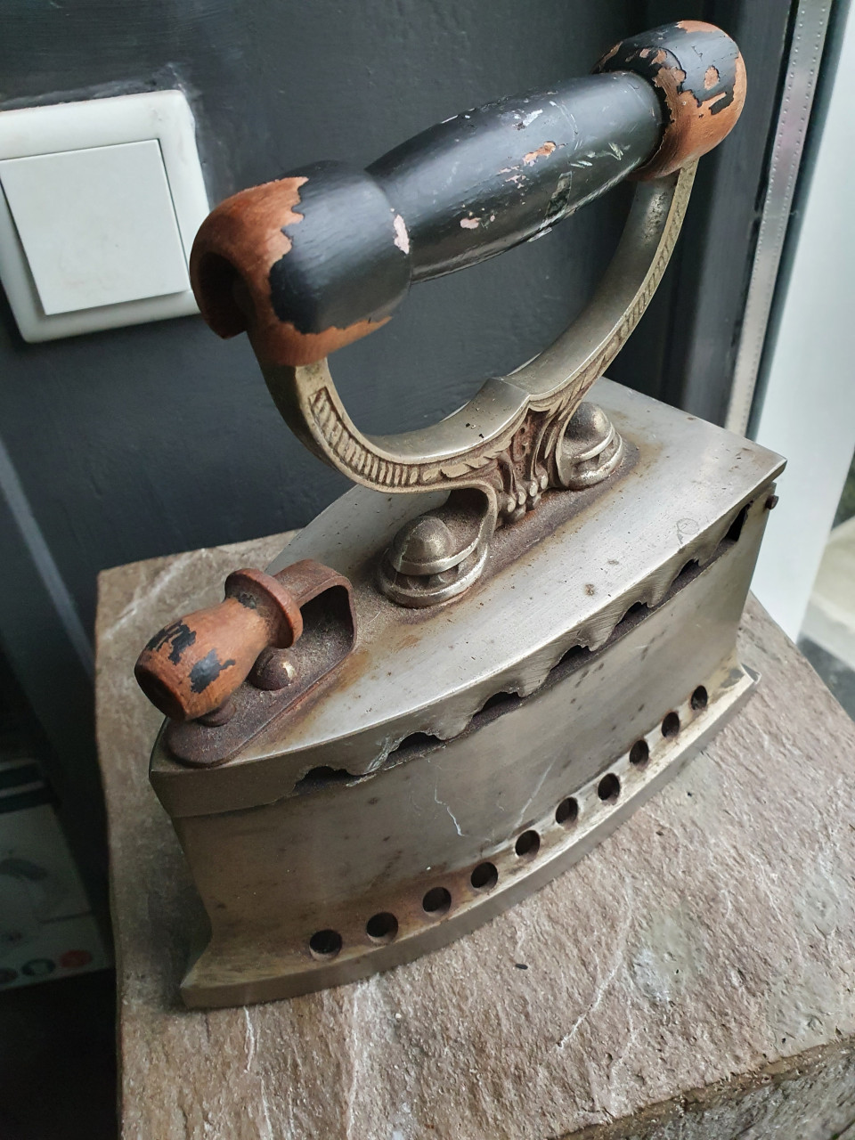 Zeer fraai antiek strijkijzer met houten handvat, van metaal, zilver....