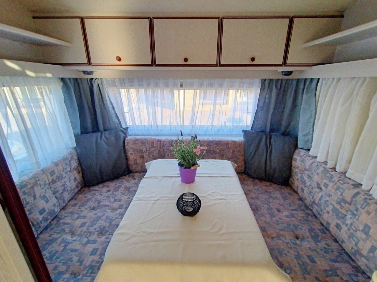 Gezinscaravan Knaus Sudwind 1990 met voortent en vast bed