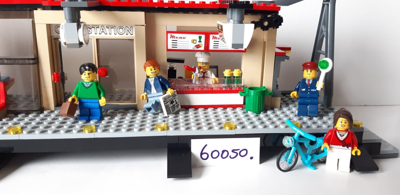 Lego City treinstation 60050: met taxi en 5 minifiguren