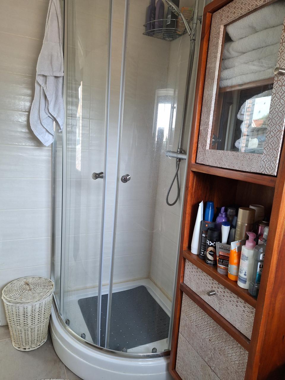 Badkamer bad douche wasbak met hogekast spieglekast en wastafelkastje