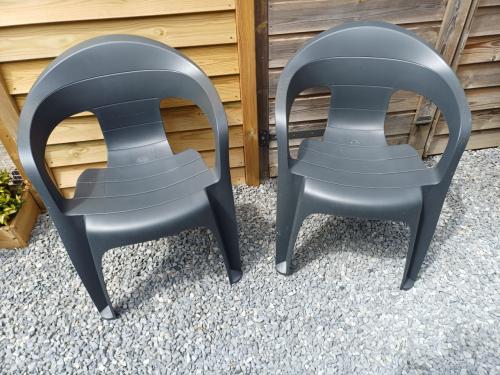 2 grijze kuipstoelen (stapelbaar)