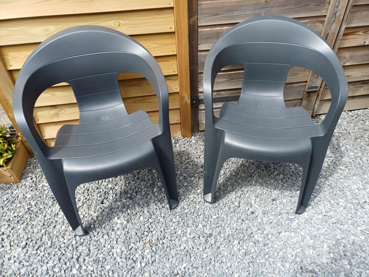 2 grijze kuipstoelen (stapelbaar)