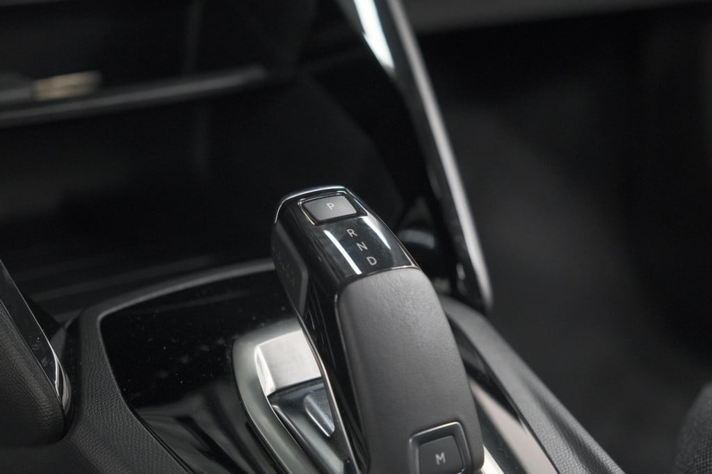 Peugeot 2008 puretech 130 eat8 active | parkeersensoren | navigatie | apple
