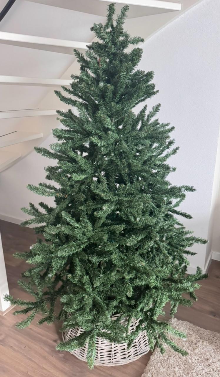 Kerstboom incl. mand en decoratie