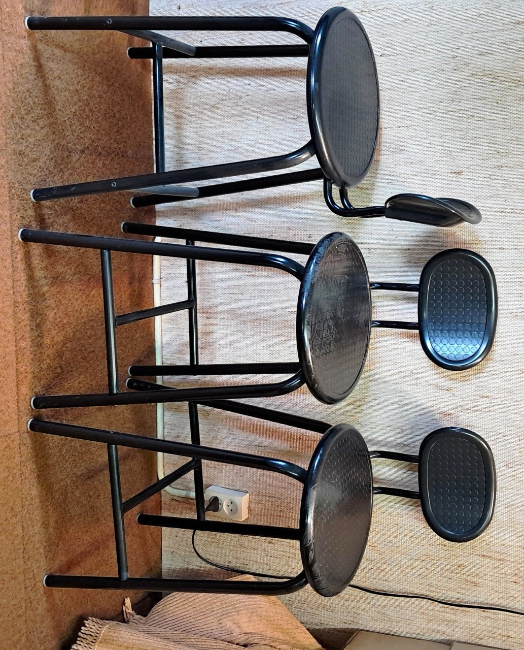 4 barkrukken, Zwart gekleurd, kunststof zitting, metalen poten