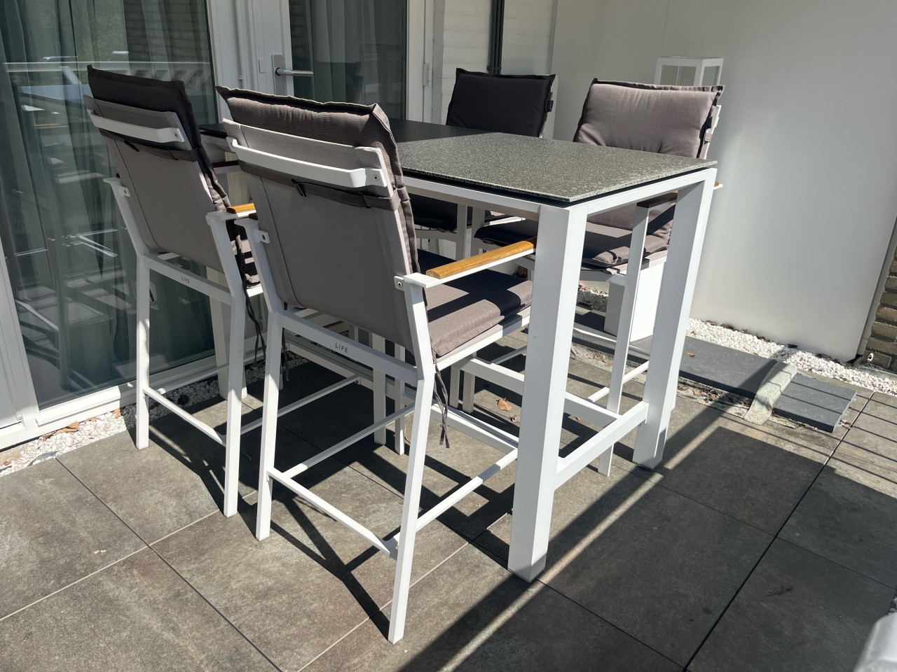 Barset: tafel met krukken