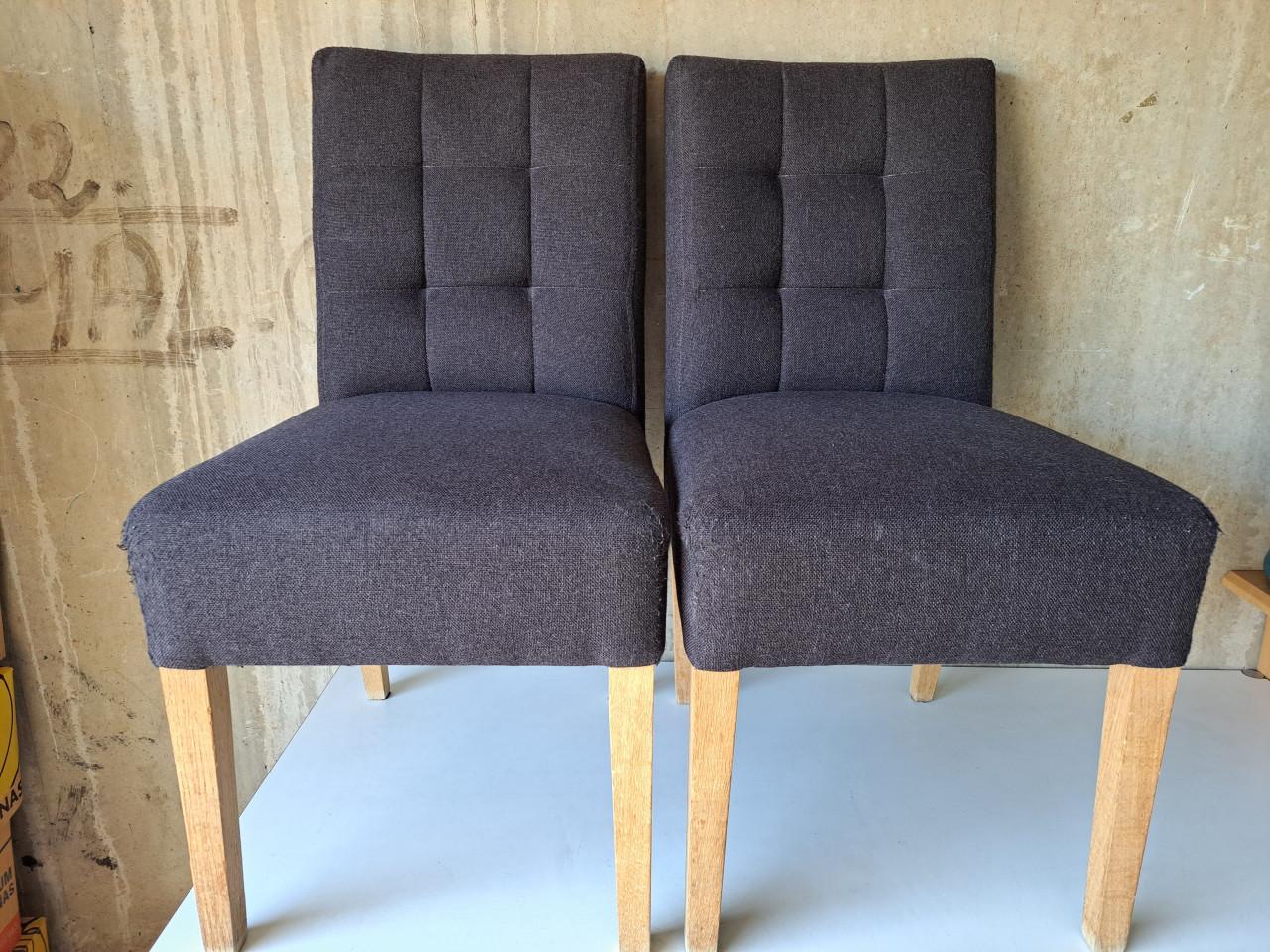 Te koop 2 eetkamer stoelen met stof