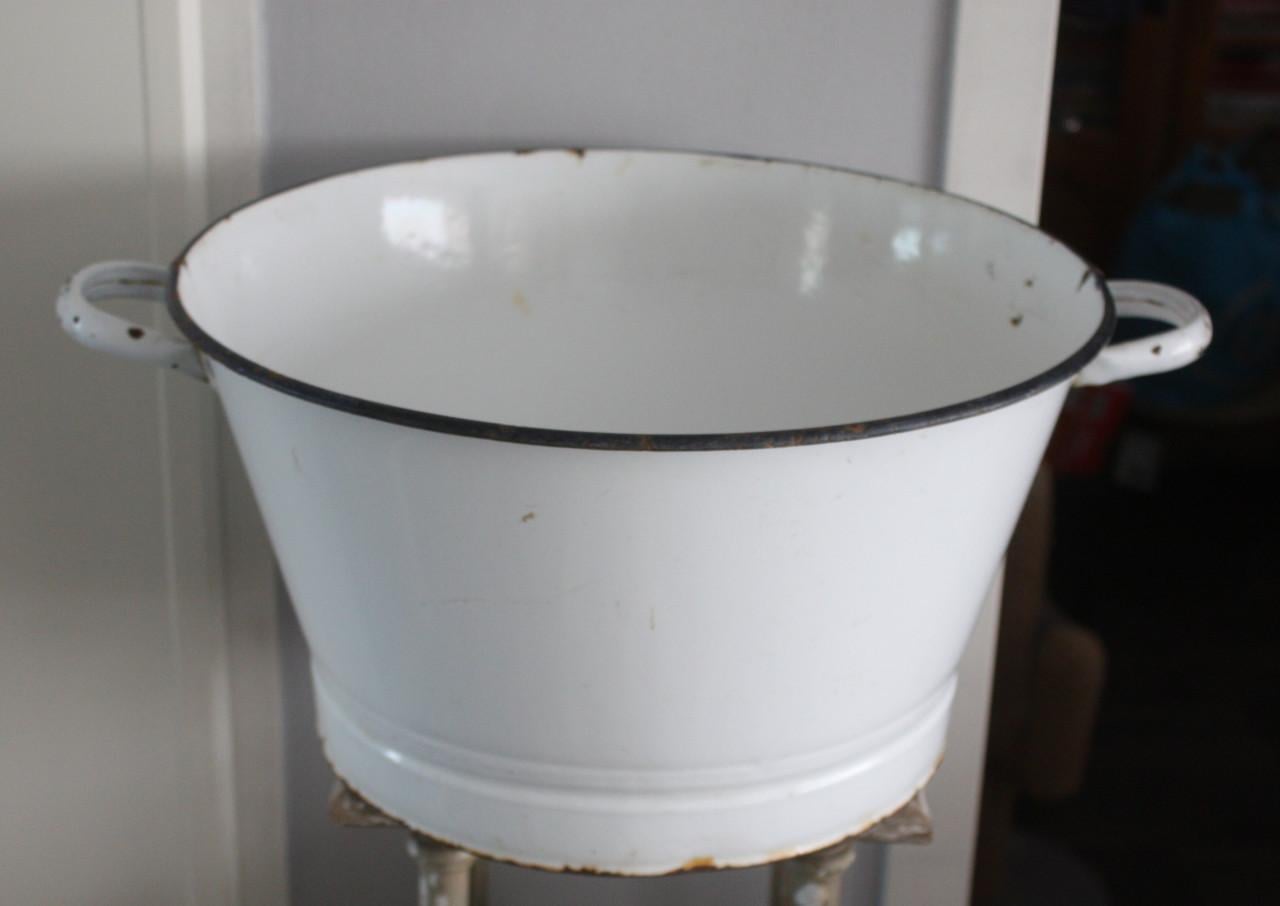 Witte emaille teil met blauwe rand