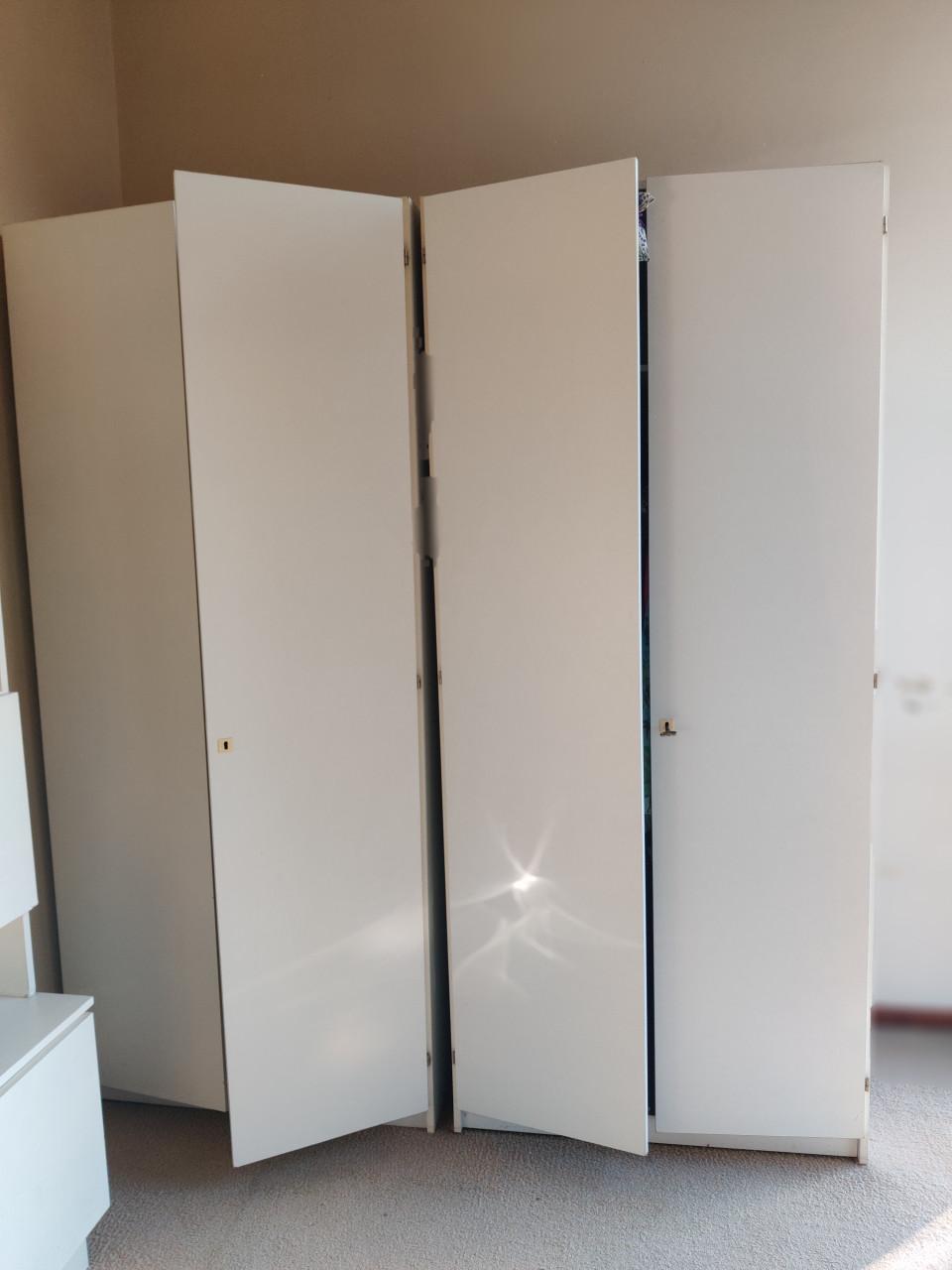 Bloemen tafeltje en kasten