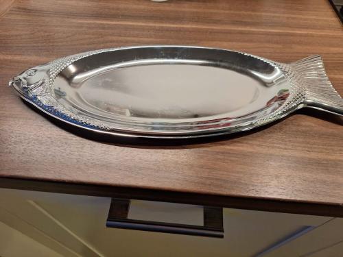 Zilverkleurige visvormige serveerschaal