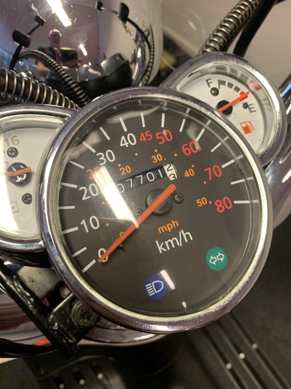 RETRO SCOOTER MET WINDSCHERM NU 595,= RIJKLAAR