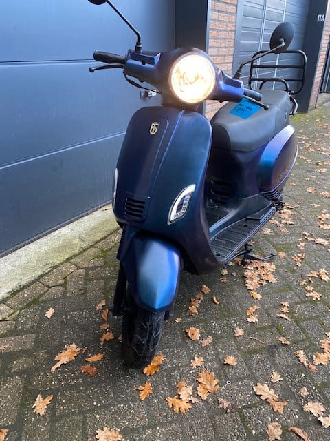 Zeer nette agm vx50 cameleon kleur weinig km nu 999 euro met windscherm