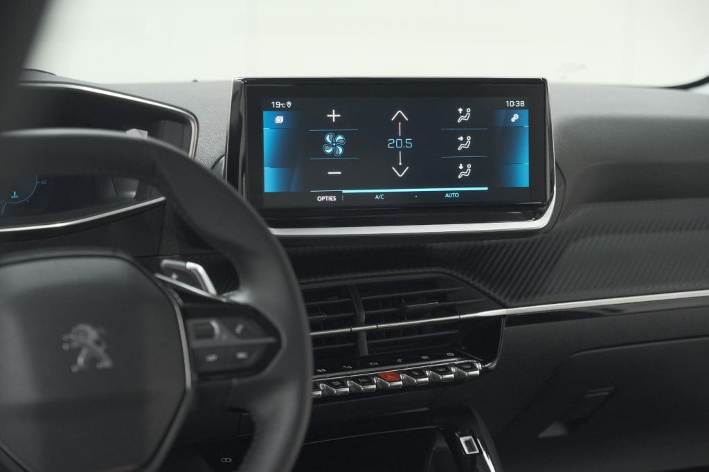 Peugeot 208 puretech 100 eat8 allure pack | camera | navigatie | apple carp