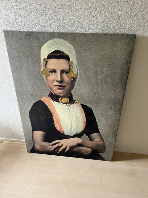 Schilderij "Hollandse sier" boerin met bladgoud