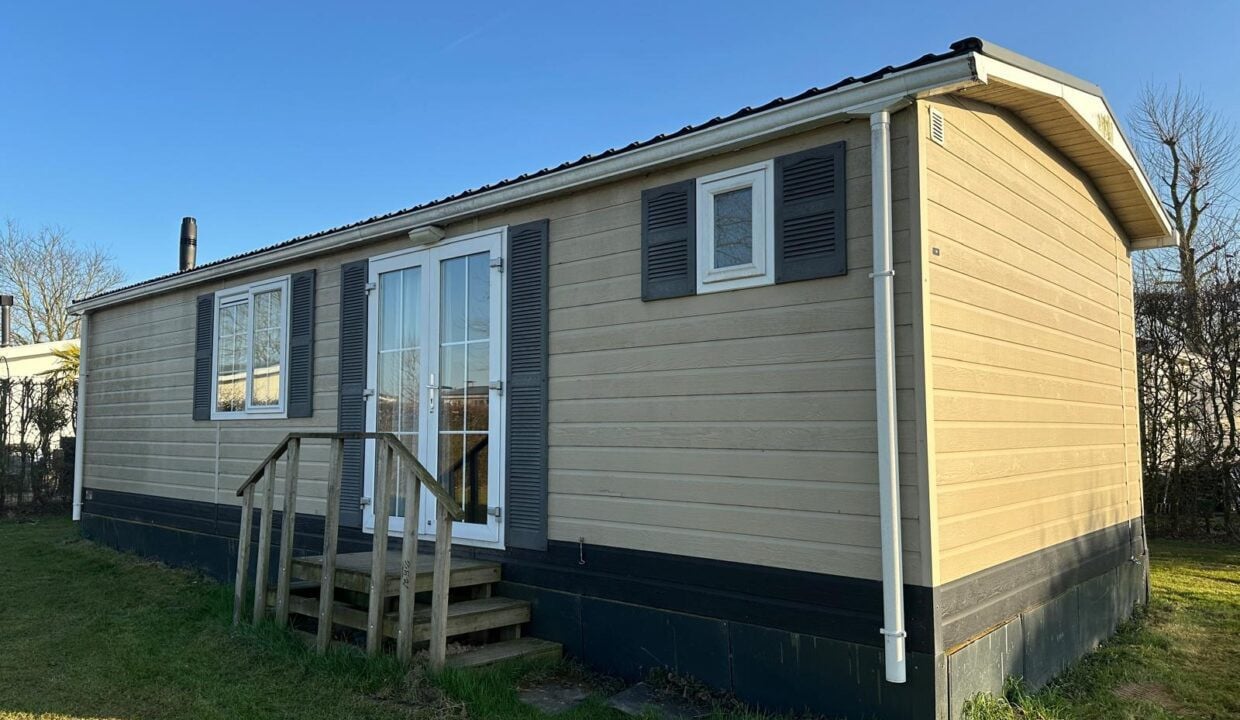 Diverse kunststof chalets te koop