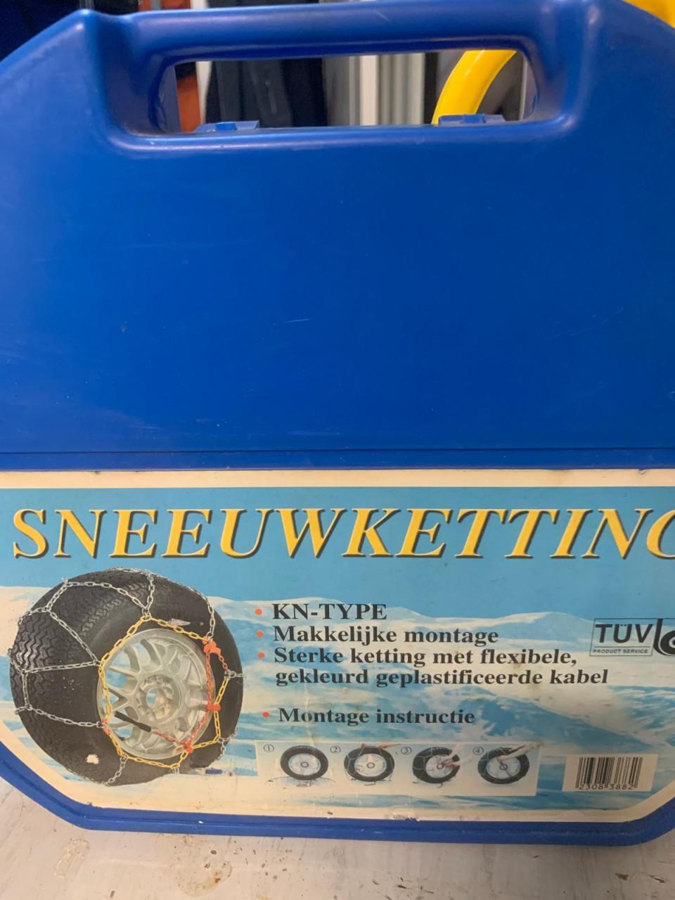 Sneeuwketting 2 sets zie foto voor maten.