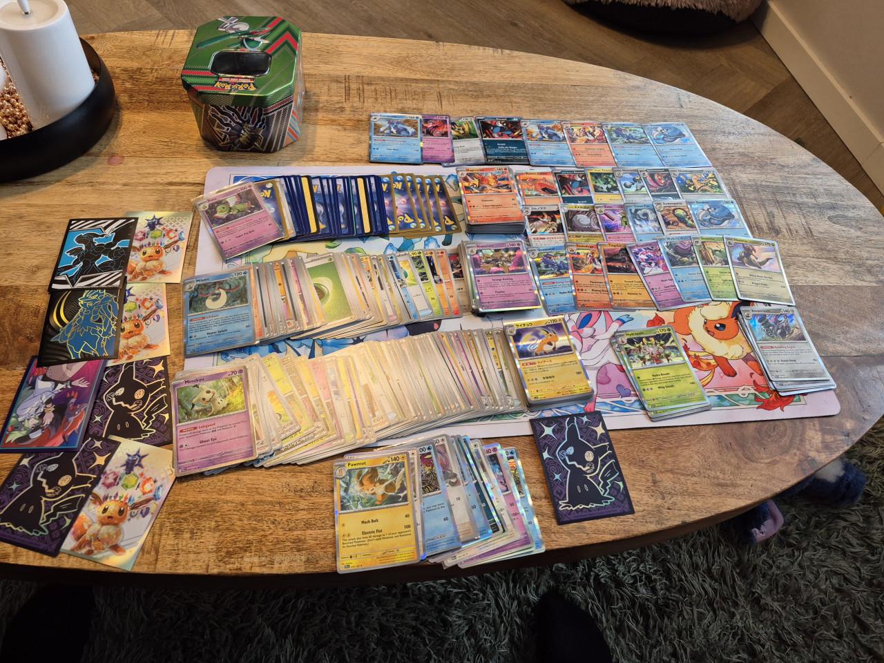 Mooie partij van 300 pokemon kaarten. Veel glimmende