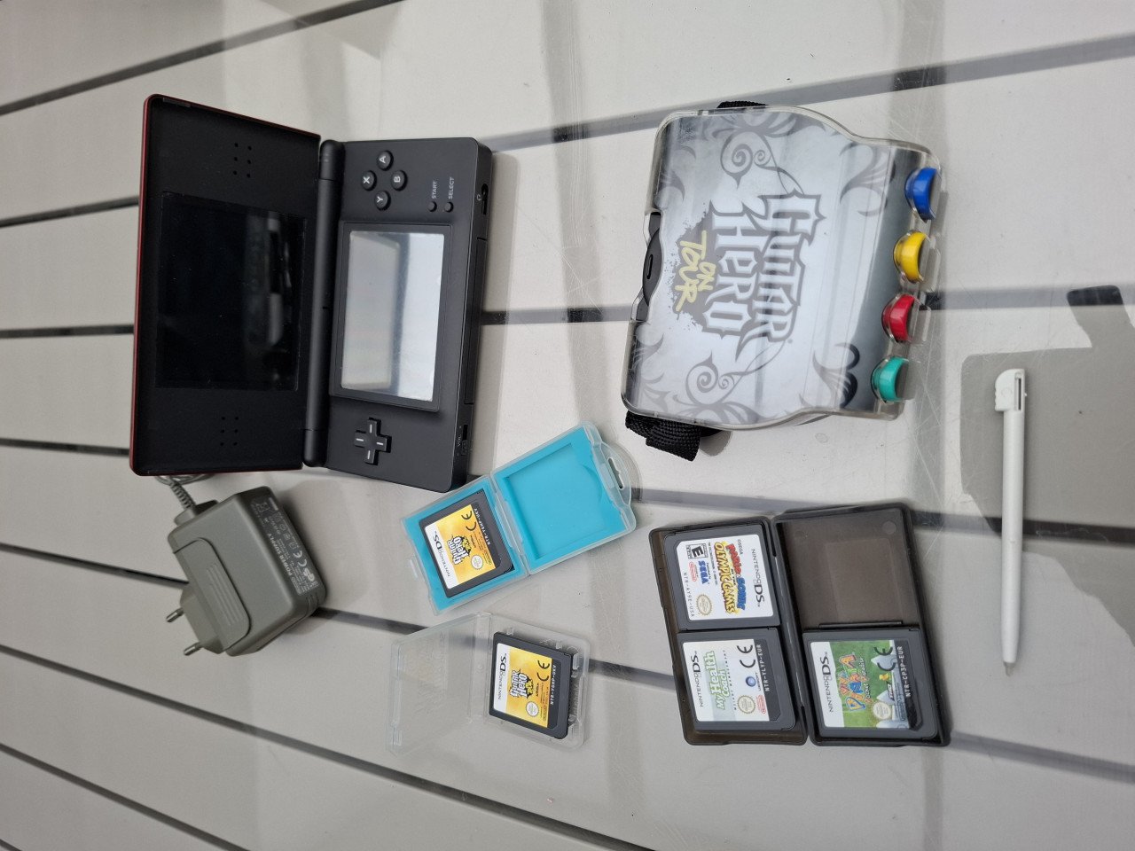 Nentendo DS lite met 5 spelen en toebehoren.
