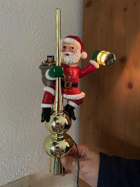 Bewegende Kerstman op piek.