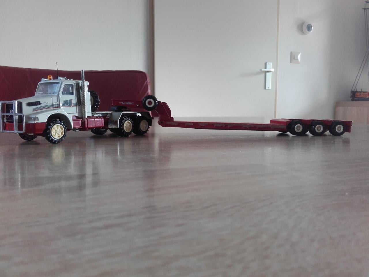 Volvo met dieplader van Conrad.