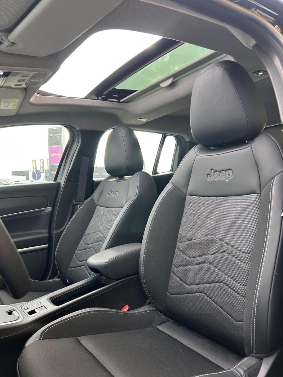 Jeep Avenger altitude 54 kwh | pano | elektr klep | lmv | navi | camera