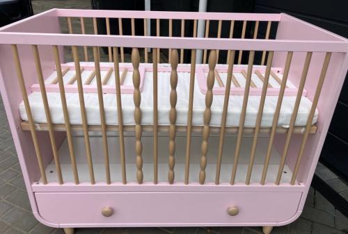 Roze babybedje met lade