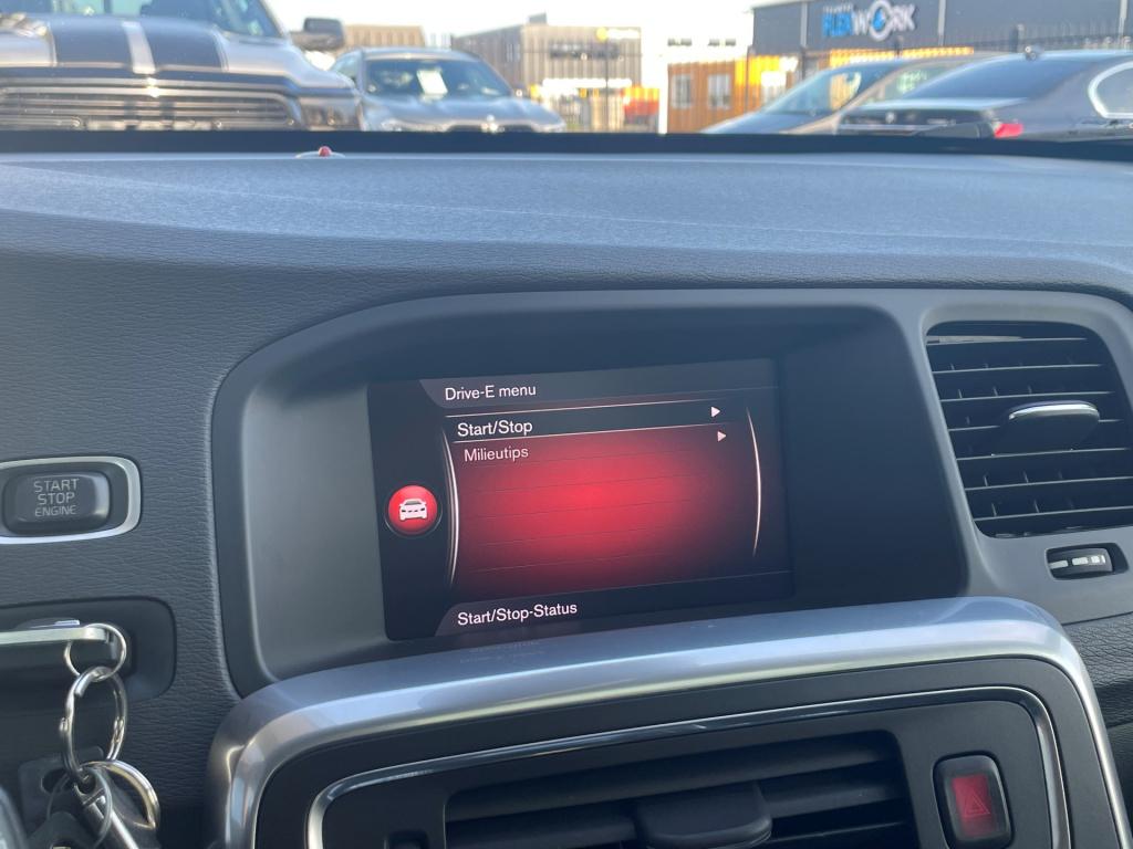 Volvo V60 2.0 d4 r-design automaat | schuifdak | leder | trekhaak