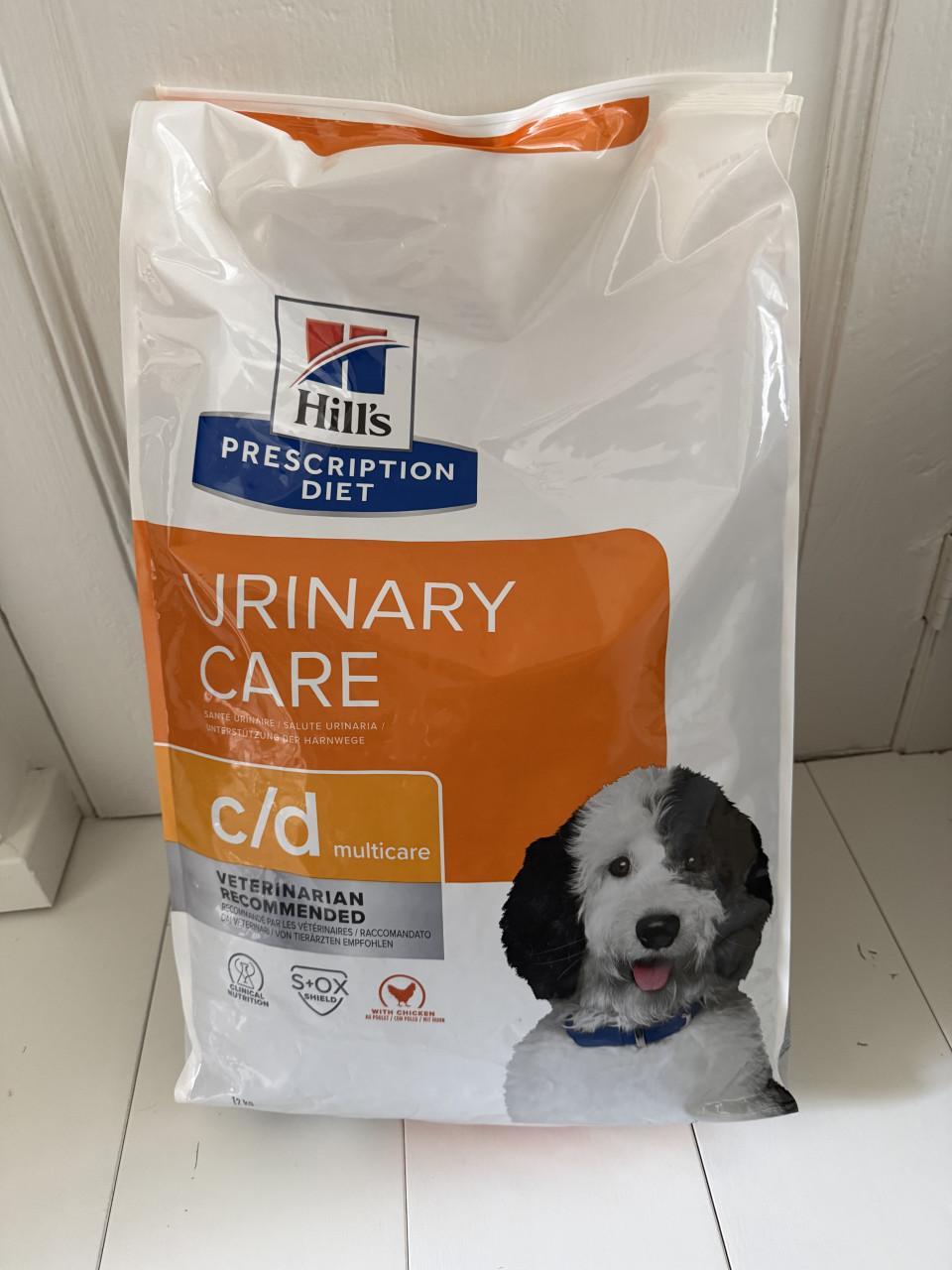 24 kilo brokjes plus 20 blikjes Hills Urinary care C/D