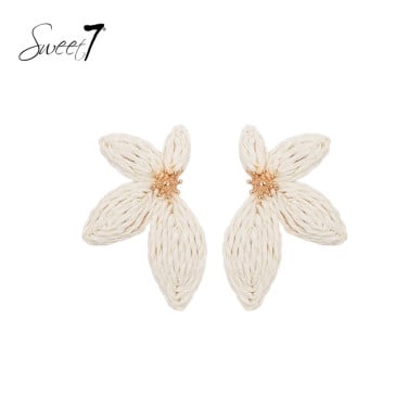 Witte bloemen oorhangers met een goudkleurige kern