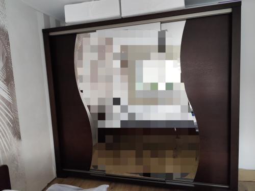 Ruime kledingkast met schuifdeuren met grote spiegel