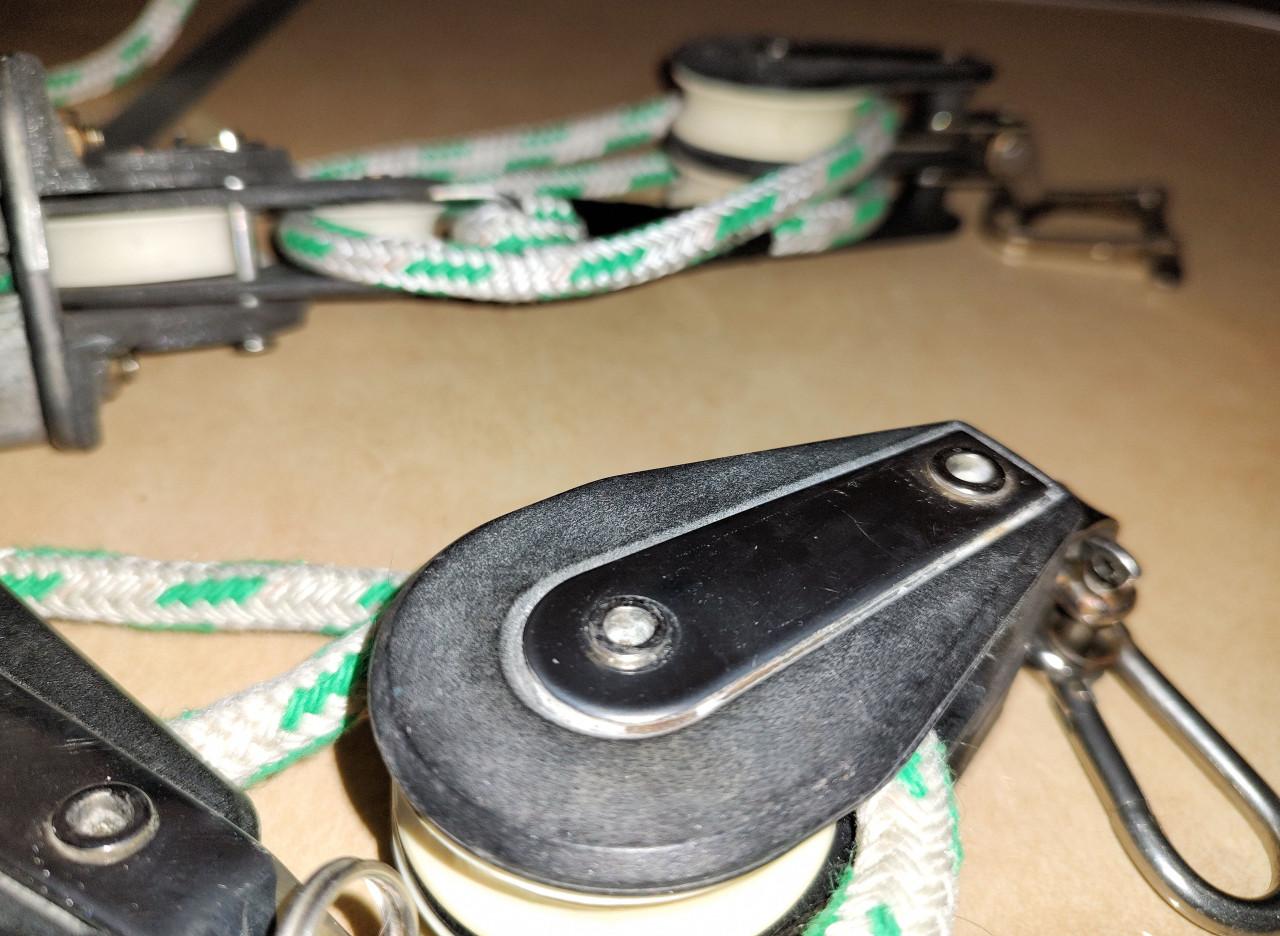 Te koop: 2x schoot of neerhaler katrol met klem