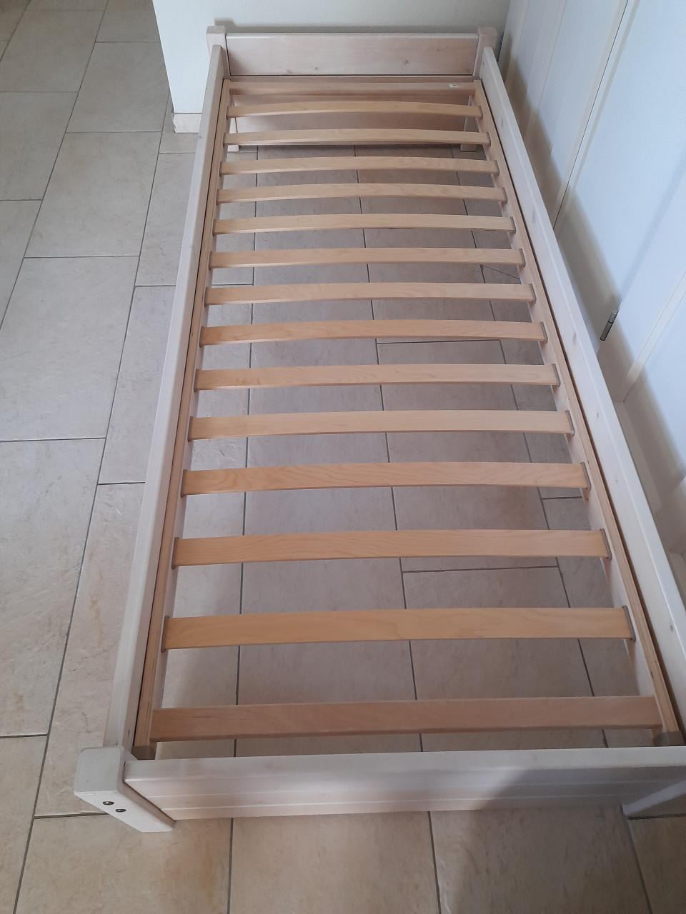 Massief houten 1 persoons bed 90 x 200 ( in goede nette staat )