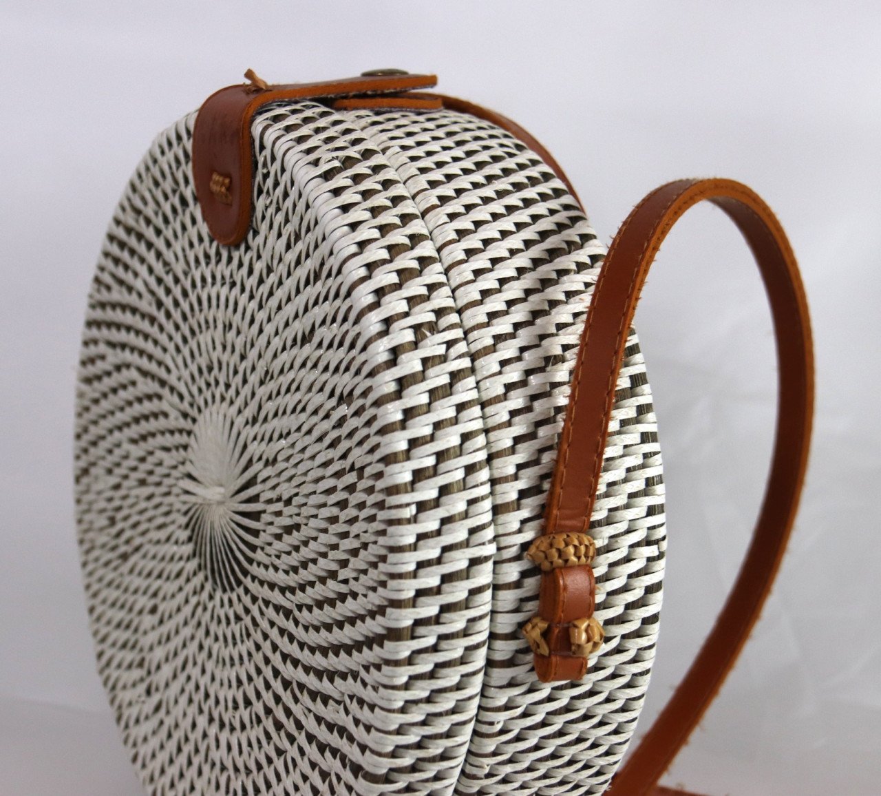 Ronde witte tas met leren riem