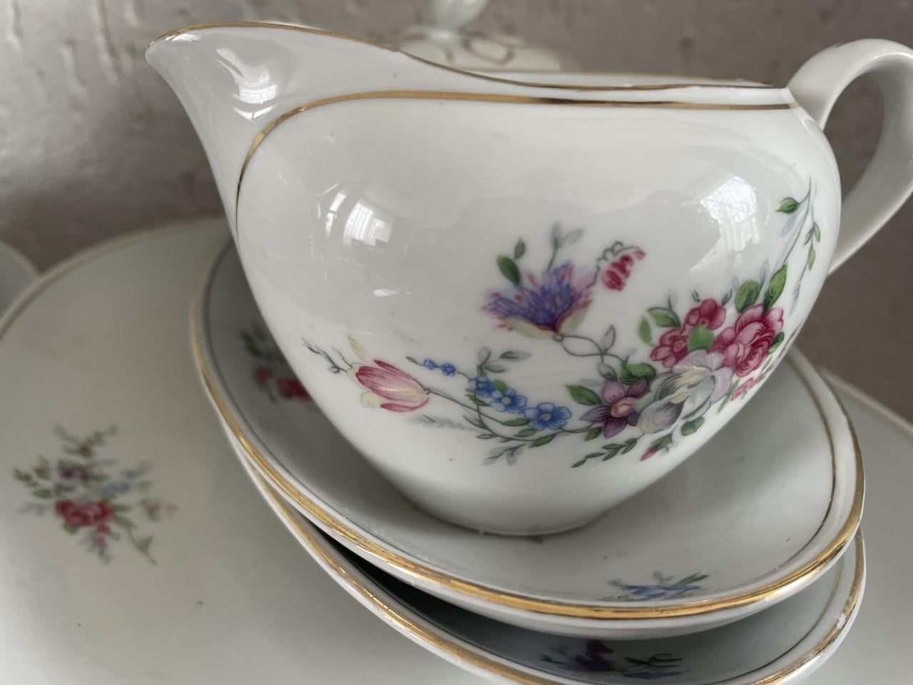 27 delig servies Zie tekst Borden, dekschalen en schalen Theepot etc