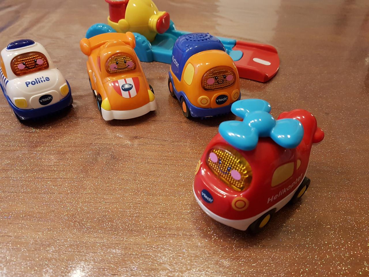 4 toettoet auto's en lanceerbaan