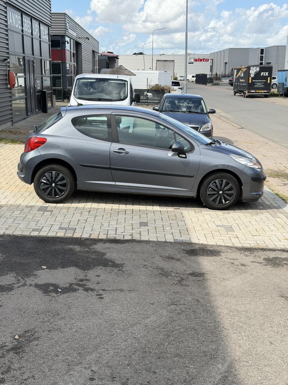 Peugeot 207 zuinig 1.4 + Airco, Weinig KM, onderhoud gehad.