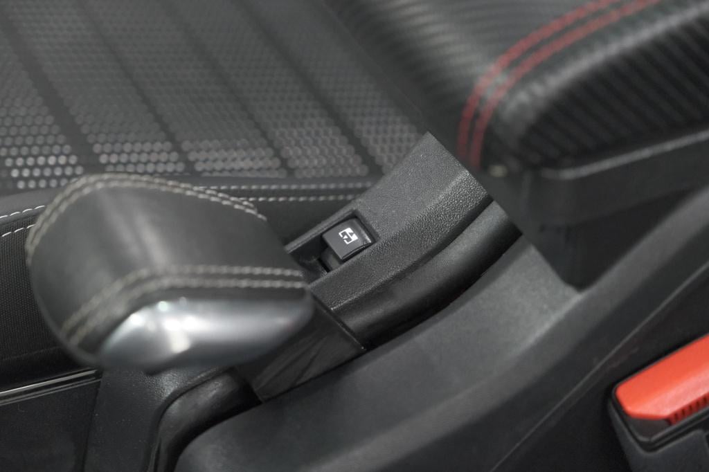 Peugeot 2008 1.2 puretech blue lease executive | all season banden | panora