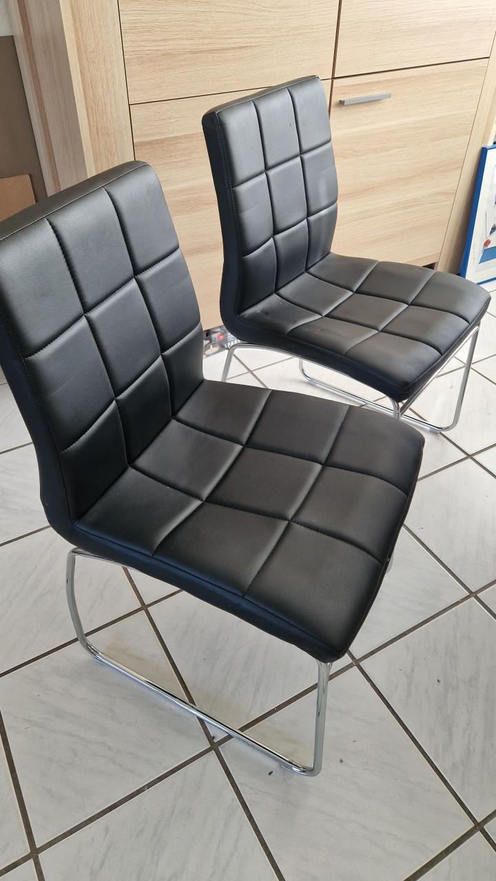 4 stoelen. Zijn nog netjes.