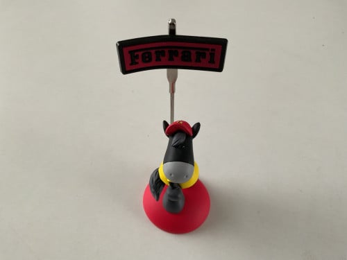 Ferrari houdertje en een boekje met foto’s.    Hoog: 12 cm.